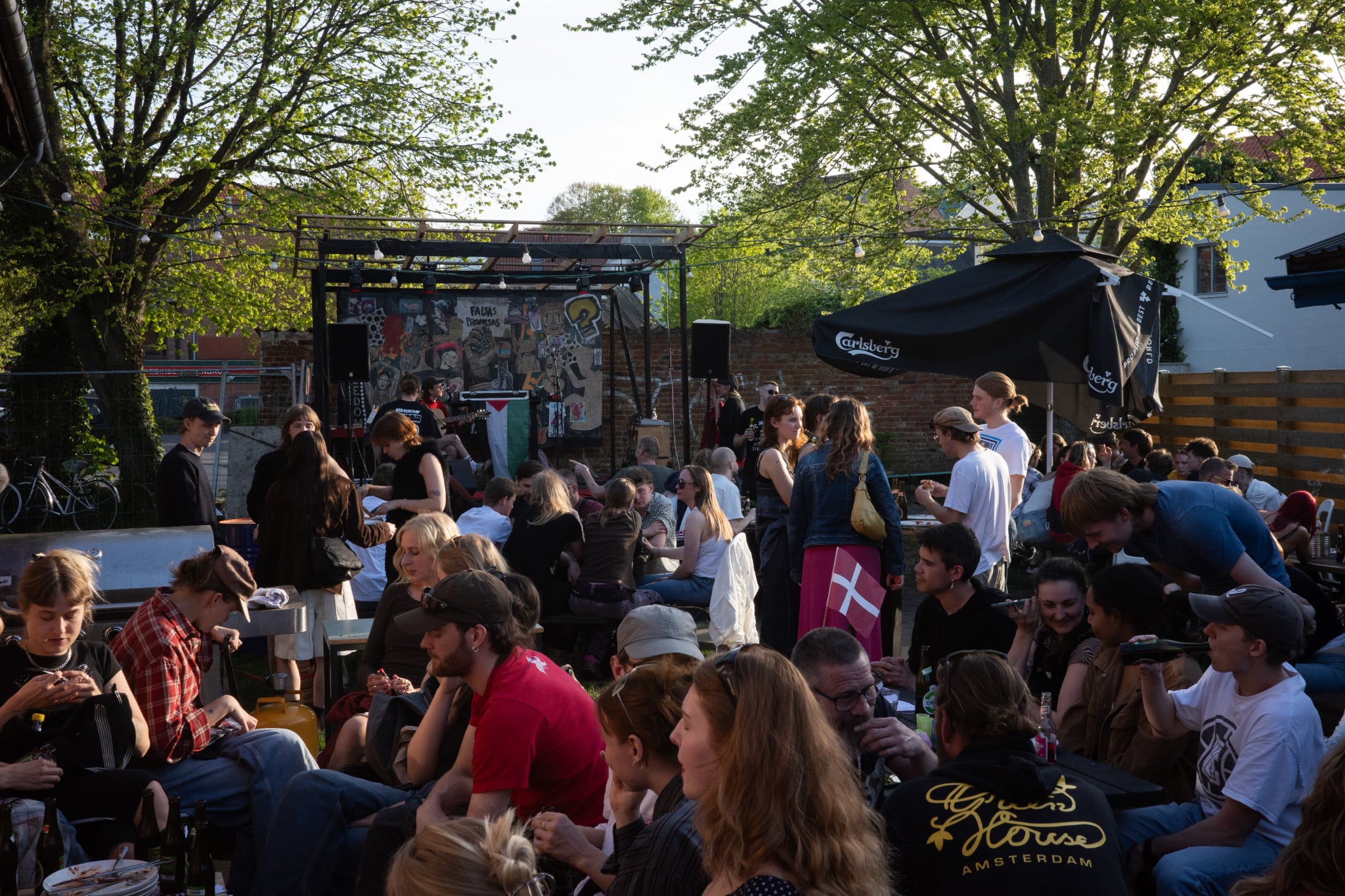 A bunch of people at an event outside.